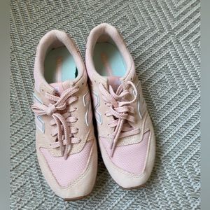 Pink new balance 996.
